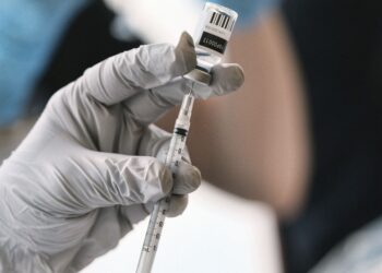 Mokslininkai nustebinti: viena injekcija pažadino stiprų atsaką prieš ŽIV