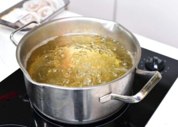 Dažna virtuvės klaida: kada verta palikti viryklę įjungtą dar kelioms minutėms