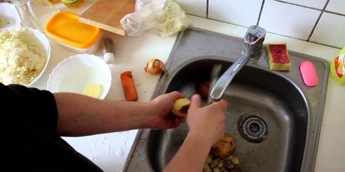 Visą gyvenimą bulves skutai neteisingai: kariškių triukas leidžia nulupti kalną bulvių per minutes