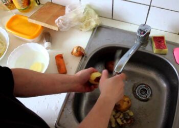 Visą gyvenimą bulves skutai neteisingai: kariškių triukas leidžia nulupti kalną bulvių per minutes