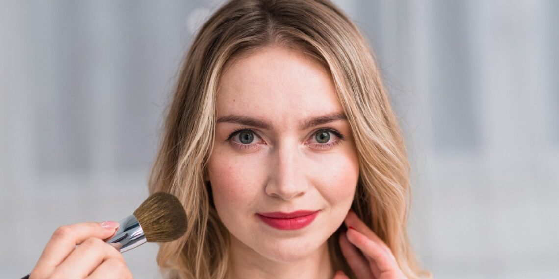 Kodėl pudra kaupiasi ir suskeldėja? Specialistė atskleidė dažną klaidą