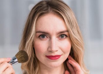 Kodėl pudra kaupiasi ir suskeldėja? Specialistė atskleidė dažną klaidą