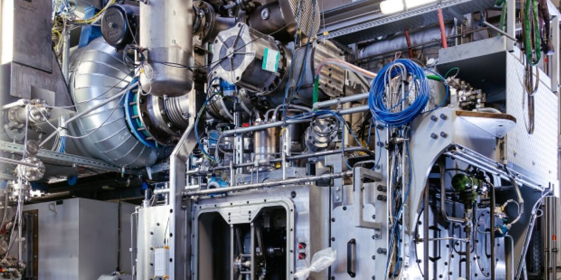 Vokietijoje pristatytas pirmasis 100 % vandeniliu varomas laivo variklis