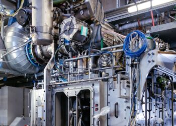 Vokietijoje pristatytas pirmasis 100 % vandeniliu varomas laivo variklis