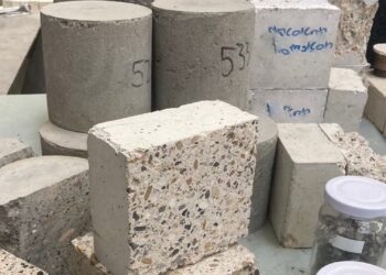 Statybų revoliucija: šiukšlių pelenai paversti CO₂ sugeriančiu betonu