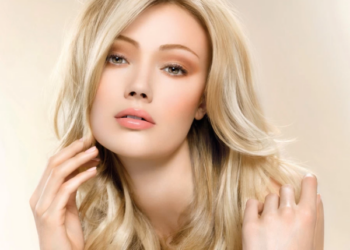 10 paprastų makiažo triukų, kurie akimirksniu paslėps nuovargį ir suteiks veidui švytėjimo