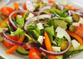 10 Velykų salotų be majonezo: lengvos, gaivios ir labai skanios