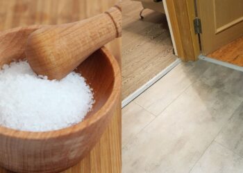 78 metų močiutė pataria: kodėl kai kurie žmonės beria druską prie namų slenksčio