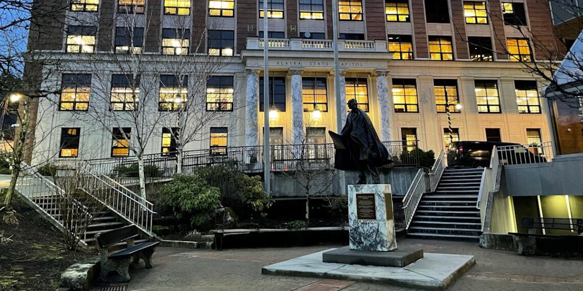 Aliaska imasi griežtų priemonių prieš DI kuriamą vaikų pornografiją ir ribos socialinius tinklus nepilnamečiams