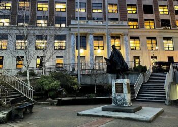 Aliaska imasi griežtų priemonių prieš DI kuriamą vaikų pornografiją ir ribos socialinius tinklus nepilnamečiams