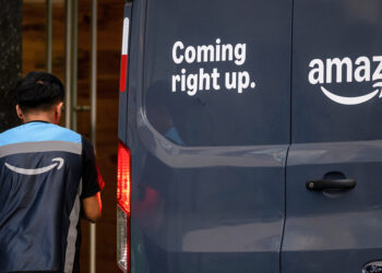 „Amazon“ akcijos smunka: investuotojus neramina augančios AI išlaidos