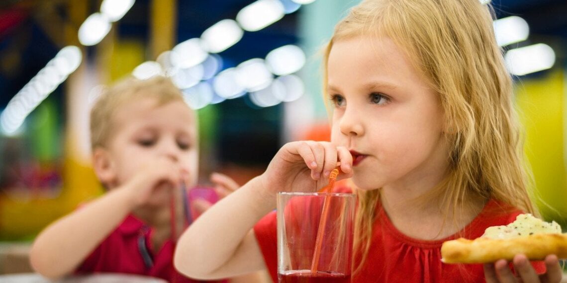 Siaubinga klaida restorane: vaikams pateikti gėrimai pasirodė esantys nuodingi