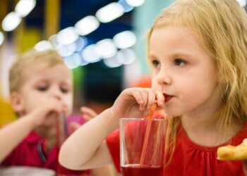 Siaubinga klaida restorane: vaikams pateikti gėrimai pasirodė esantys nuodingi