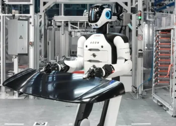 BMW gamykloje pradėjo dirbti humanoidinis robotas: ar žmonių darbo vietoms gresia pavojus?