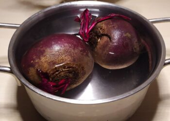 Burokėliai neišverda ir praranda spalvą? Įdėkite vieną šaukštą šio produkto – veikia visada