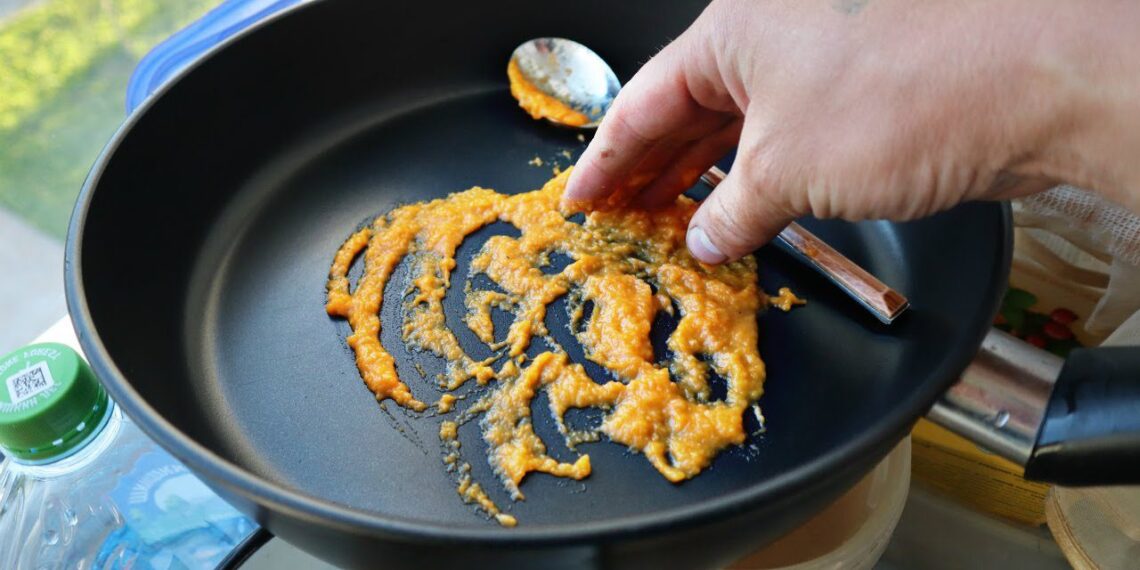 Maža virtuvės gudrybė: šis pigus ingredientas padės maistui neprilipti prie keptuvės