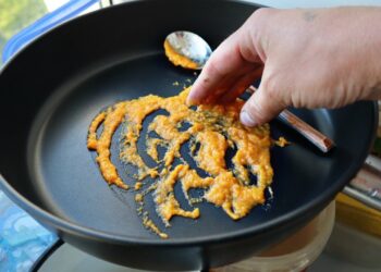 Maža virtuvės gudrybė: šis pigus ingredientas padės maistui neprilipti prie keptuvės