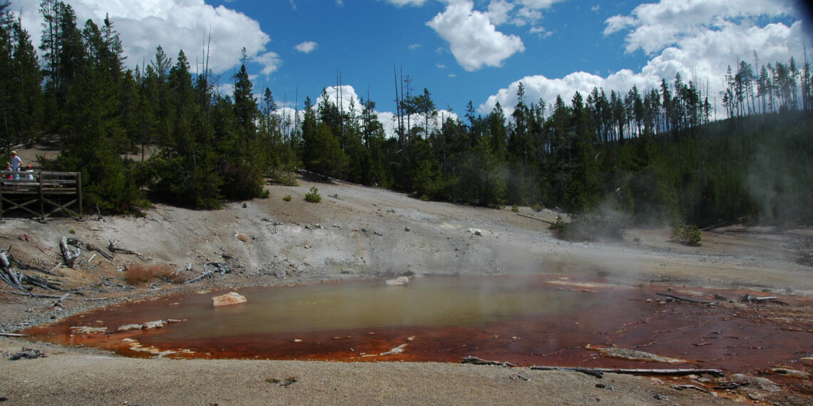 Po 6 metų tylos atgijo Didysis rūgštinis geizeris: vanduo šovė net į 9 metrų aukštį