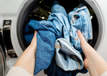 Džinsai greitai susidėvi? Gali būti kalta viena dažna skalbimo klaida