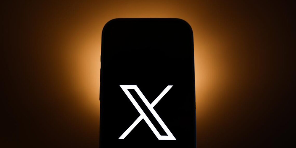 Kova su dezinformacija: „X“ įveda privalomus dirbtinio intelekto žymėjimus karo vaizduose