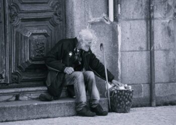 Ar vaikai privalo išlaikyti tėvus senelių namuose? Teisininkai paaiškino