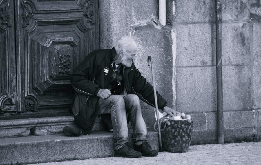 Ar vaikai privalo išlaikyti tėvus senelių namuose? Teisininkai paaiškino