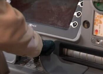 Netikėta situacija prie bankomato: radus svetimą kortelę viskas greitai įkaito