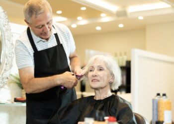 Ekspertai nustebo: 2026 metų plaukų spalvų tendencijos gali vizualiai jauninti vyresnes moteris