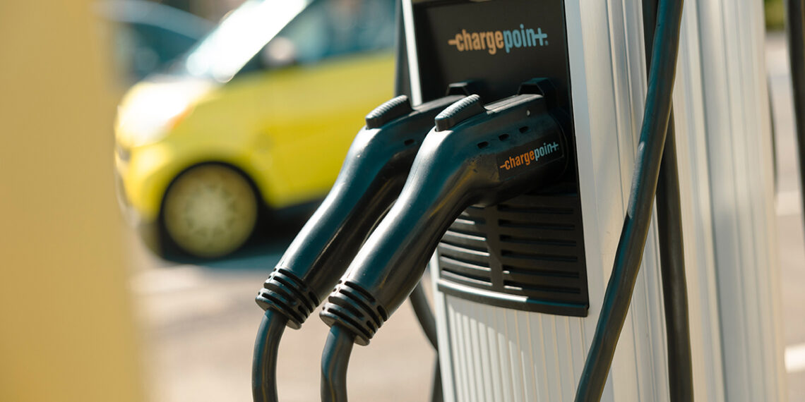 Paradoksas rinkoje: elektromobilių pardavimai mažėja, bet įkrovimo stotelių daugėja