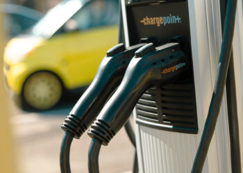 Paradoksas rinkoje: elektromobilių pardavimai mažėja, bet įkrovimo stotelių daugėja