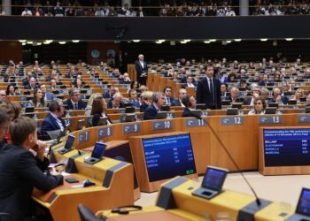 ES griežtina migracijos politiką: svarstomi masiniai migrantų išsiuntimai