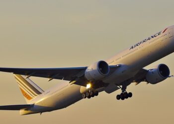 Įtempta situacija danguje: evakuacinis „Air France“ lėktuvas apsisuko dėl raketų grėsmės