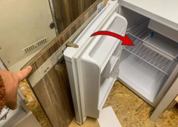 Pageltęs plastikas šaldytuve pabalo per 20 minučių: paprastas mišinys su peroksidu padarė stebuklą