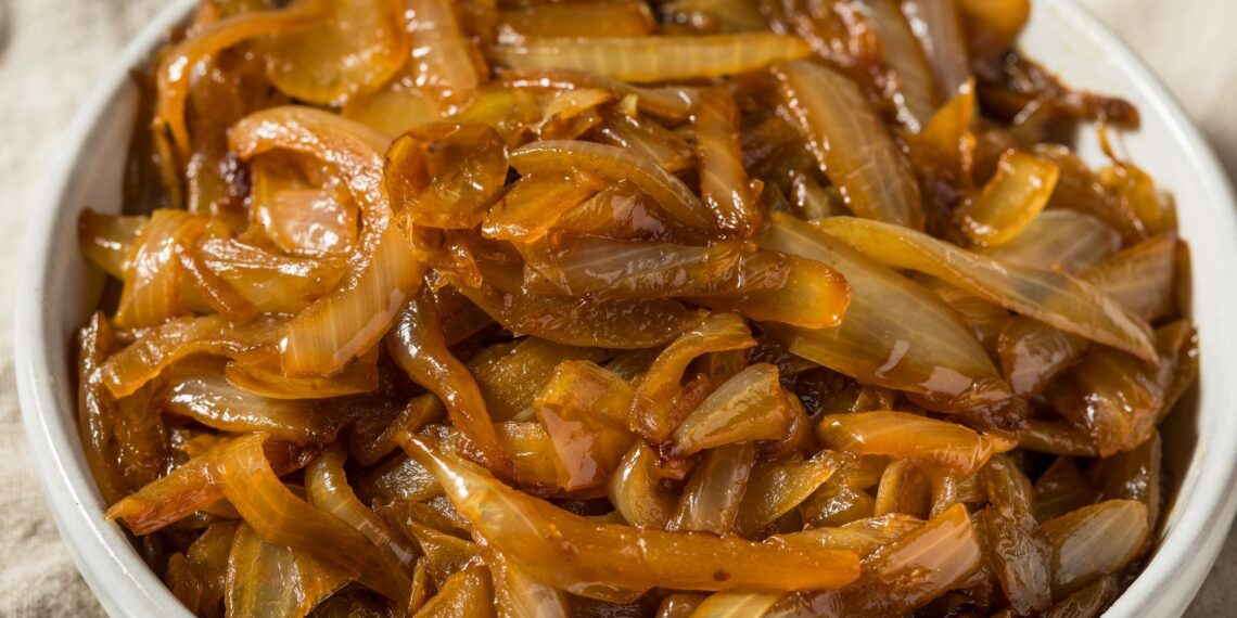 Paprastas triukas keptuvėje: pabarstykite svogūnu ir mėsa apskrus tobulai