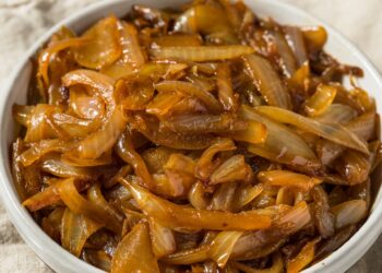 Paprastas triukas keptuvėje: pabarstykite svogūnu ir mėsa apskrus tobulai