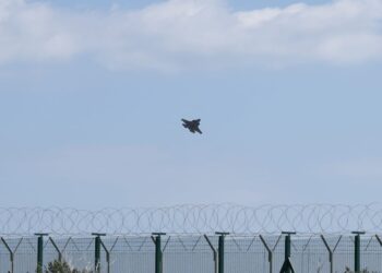 Graikija siunčia karo laivus ir naikintuvus: po drono smūgio Kiprui auga naujos eskalacijos baimė