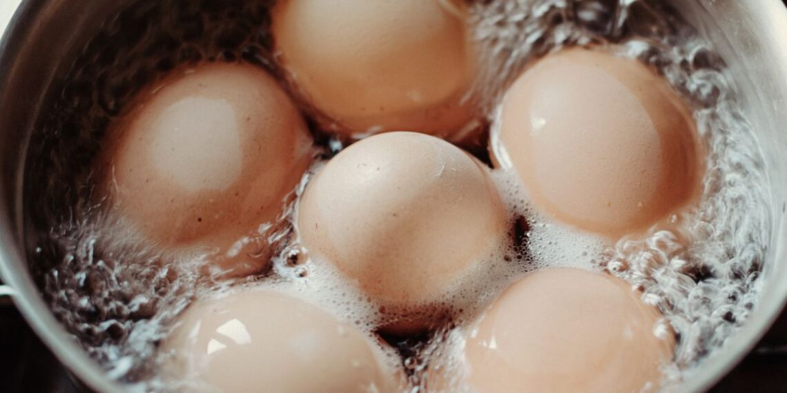 Į verdančius kiaušinius įpilkite šio ingrediento – lukštas nusilups be vargo