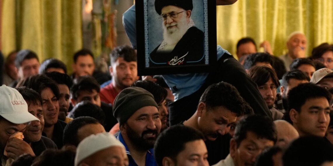 Iranas paskelbė 40 dienų gedulą po Khamenei mirties: žuvo ir jo artimieji