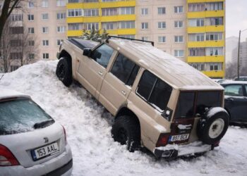 Žiemos triukai vairuotojams: keli paprasti įpročiai gali išgelbėti nuo rimtų problemų kelyje