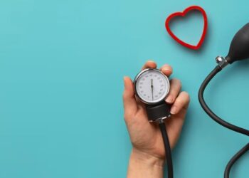Kardiologas įspėja: 8 klastingos priežastys, dėl kurių kraujospūdis gali šokinėti kasdien