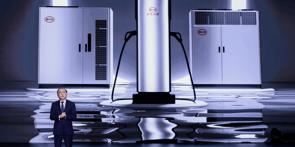 Kinijoje bandomi galingiausi elektromobilių įkrovikliai: BYD testuoja net 1500 kW galią