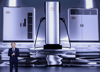 Kinijoje bandomi galingiausi elektromobilių įkrovikliai: BYD testuoja net 1500 kW galią