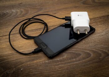 Įtrūkęs įkroviklio laidas? Štai kaip jį sutaisyti namuose be meistro ir lituoklio