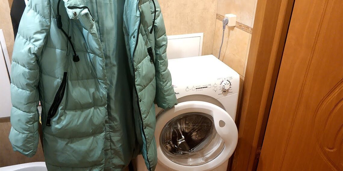 Kaip skalbti pūkinę striukę namuose: vienas triukas padės išvengti cheminės valyklos