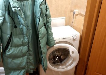 Kaip skalbti pūkinę striukę namuose: vienas triukas padės išvengti cheminės valyklos