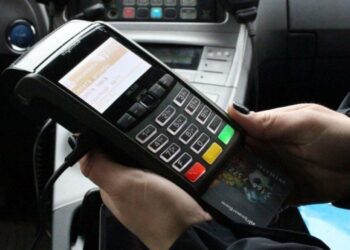 Lenkijoje keičiasi kelių eismo taisyklės: už greitį atims teises, vairuoti galės ir 17-mečiai