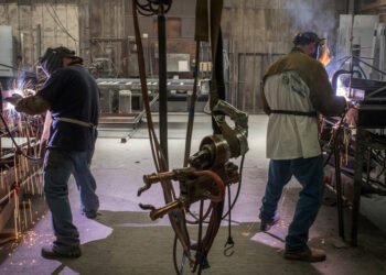 Naftos šuolis ir brangstančios žaliavos: ar JAV laukia nauja infliacijos banga?
