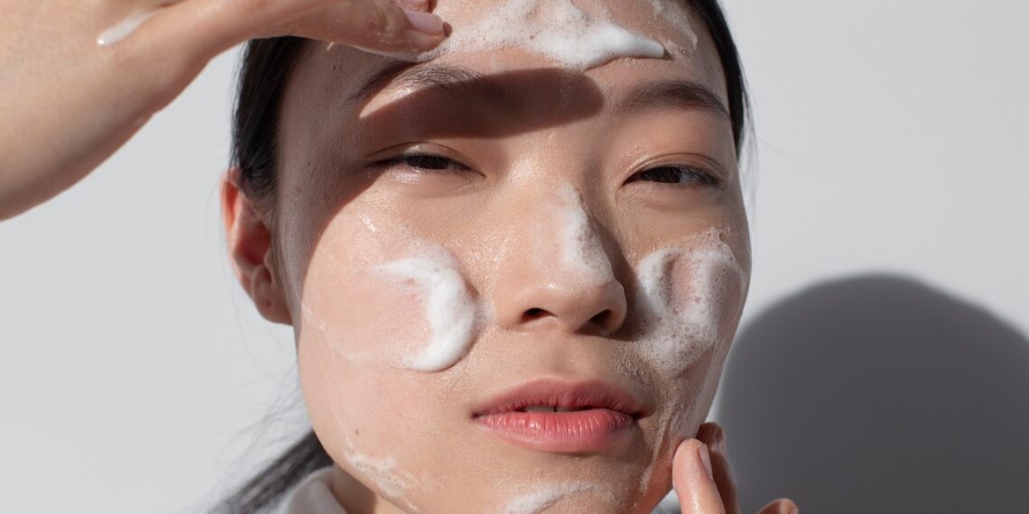 Manote, kad tinkamai rūpinatės veido oda? 6 kasdieniai įpročiai, kurie jai gali kenkti