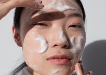 Manote, kad tinkamai rūpinatės veido oda? 6 kasdieniai įpročiai, kurie jai gali kenkti