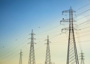 Po kilusio skandalo – nauji pažadai: technologijų gigantai tikina, kad dirbtinis intelektas nebrangins elektros